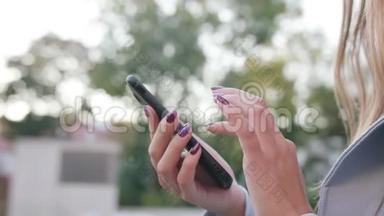 一位年轻女士使用智能手机<strong>户外用品</strong>